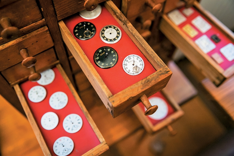 犹如百子柜的抽屉内,可见形形色色的表盘。 犹如百子柜的抽屉内,可见形形色色的表盘。