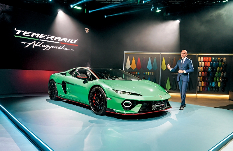 兰博基尼亚太区总监Francesco Scardaoni专程来港,向嘉宾讲解新“细牛”特色 兰博基尼亚太区总监Francesco Scardaoni专程来港,向嘉宾讲解新“细牛”特色