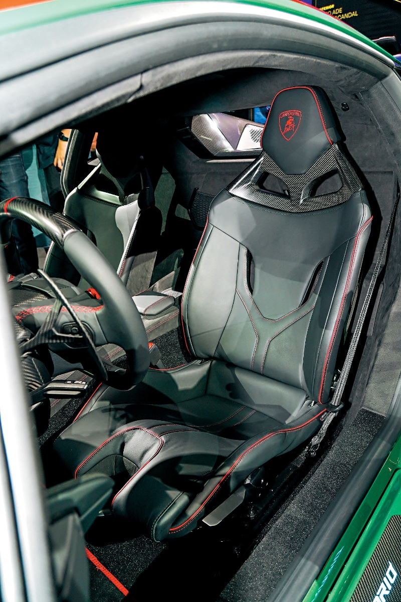 示范车换上轻量碳纤维桶椅。 示范车换上轻量碳纤维桶椅。