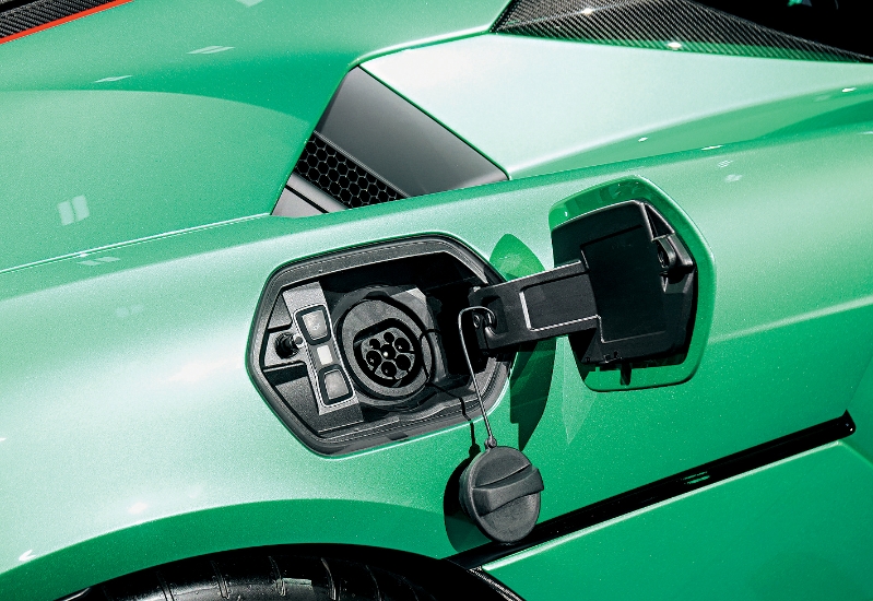 3.8kWh锂电也可独立充电,中速7kW AC充电约半小时充满。 3.8kWh锂电也可独立充电,中速7kW AC充电约半小时充满。