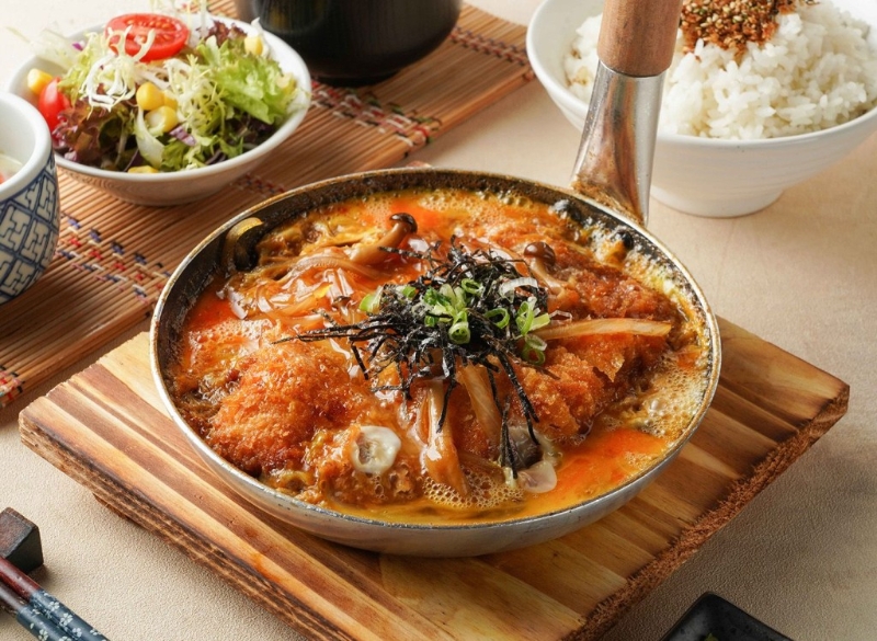 该客人向外卖平台表示下单的是滑蛋吉列猪扒饭，惟收到外卖时却是香煎鸡扒饭，故此申请退款（Keeta）