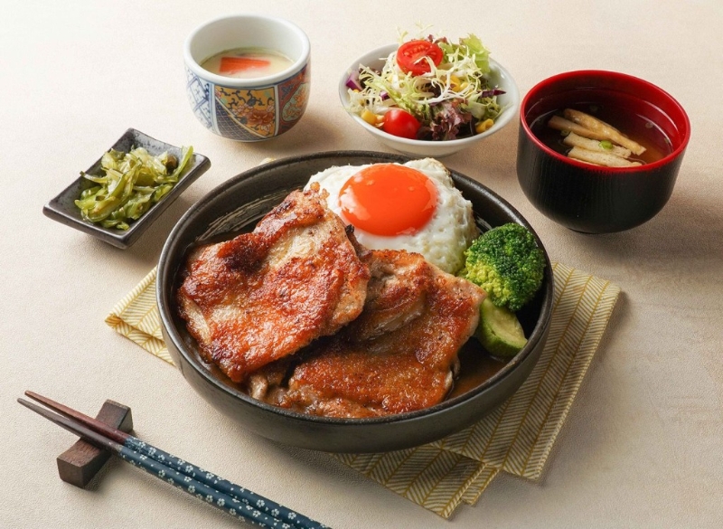 事主表示自己所出品的香煎鸡扒饭并非将一块鸡扒切开，“我哋煎鸡扒比两块同埋唔系用哩只盒”（Keeta）