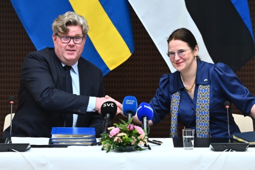 瑞典司法部长 Gunnar Strömmer（左）和爱沙尼亚司法和数字事务部长 Liisa-Ly Pakosta 签署在爱沙尼亚租赁监狱的协议。法新社