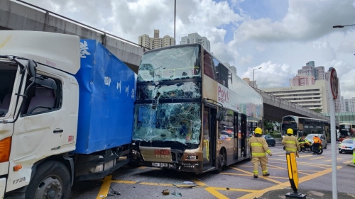 葵涌货车疑违例右转遭九巴拦腰撞酿10伤