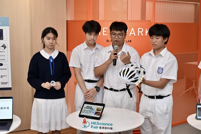 十八乡乡事委员会公益社中学同学设计的“夜骑光盾”单车头盔，具备夜间照明、刹车警示及转向提示系统三大功能。