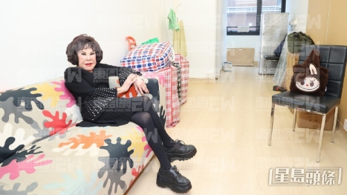 《东周刊》揭露黄夏蕙夏蕙BB晚年蜗居新田160呎过渡屋、靠每月4,195元长生津度日的生活。 《东周刊》揭露黄夏蕙夏蕙BB晚年蜗居新田160呎过渡屋、靠每月4,195元长生津度日的生活。