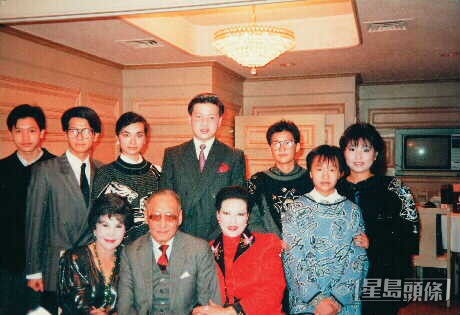 黄夏蕙当年全家照。么女胡云妮(右二)、长女胡莲娜(右三)、长子胡礼贤(左二)、么子胡礼智(左一)、黄夏蕙(前排左一)及胡百全(前排中)。 黄夏蕙当年全家照。么女胡云妮(右二)、长女胡莲娜(右三)、长子胡礼贤(左二)、么子胡礼智(左一)、黄夏蕙(前排左一)及胡百全(前排中)。