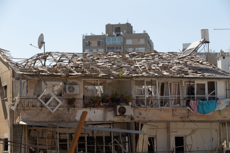 伊朗导弹袭击导致以色列巴特亚姆市住宅区受重创，酿成9人死亡。