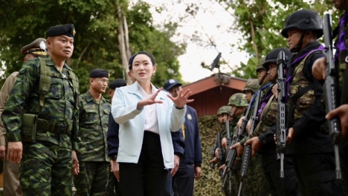 考虑到军方的泄漏并施加了下降的压力，佩顿与