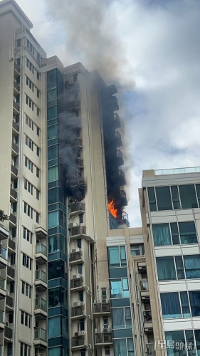 大火在Tseung Kwan的房屋中爆炸，或者烟雾笼罩着空