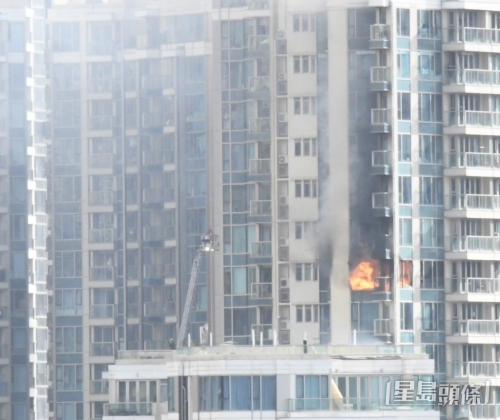 起火单位火光熊熊，冒出浓烟。