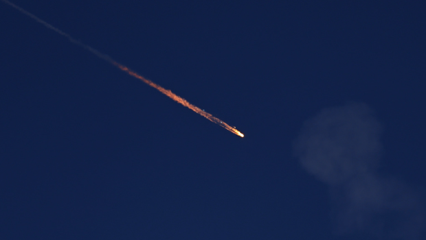 一枚碎片从空中坠落，在以色列与伊朗冲突期间，以色列“铁穹”系统拦截来自伊朗的导弹后可见此景。