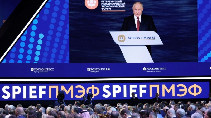 普京于圣彼得堡国际经济论坛全体会议出现在萤幕上。
