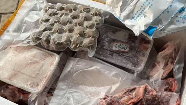 市民陈先生早前向深圳牛肉档订购新鲜牛肉，收货时发现牛肉入袋抽真空，并附有冰袋。
