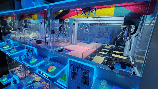 夹公仔机内大批LABUBU被掠去。