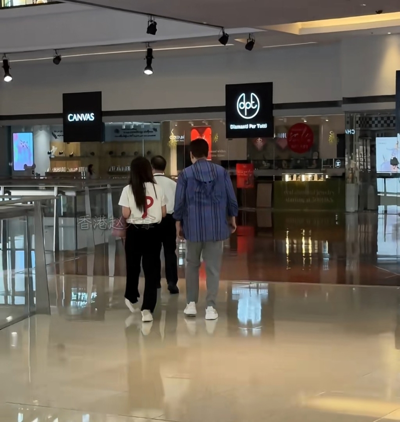 陈欣健在又一城被网民巧遇，身边出现一个长发索女。