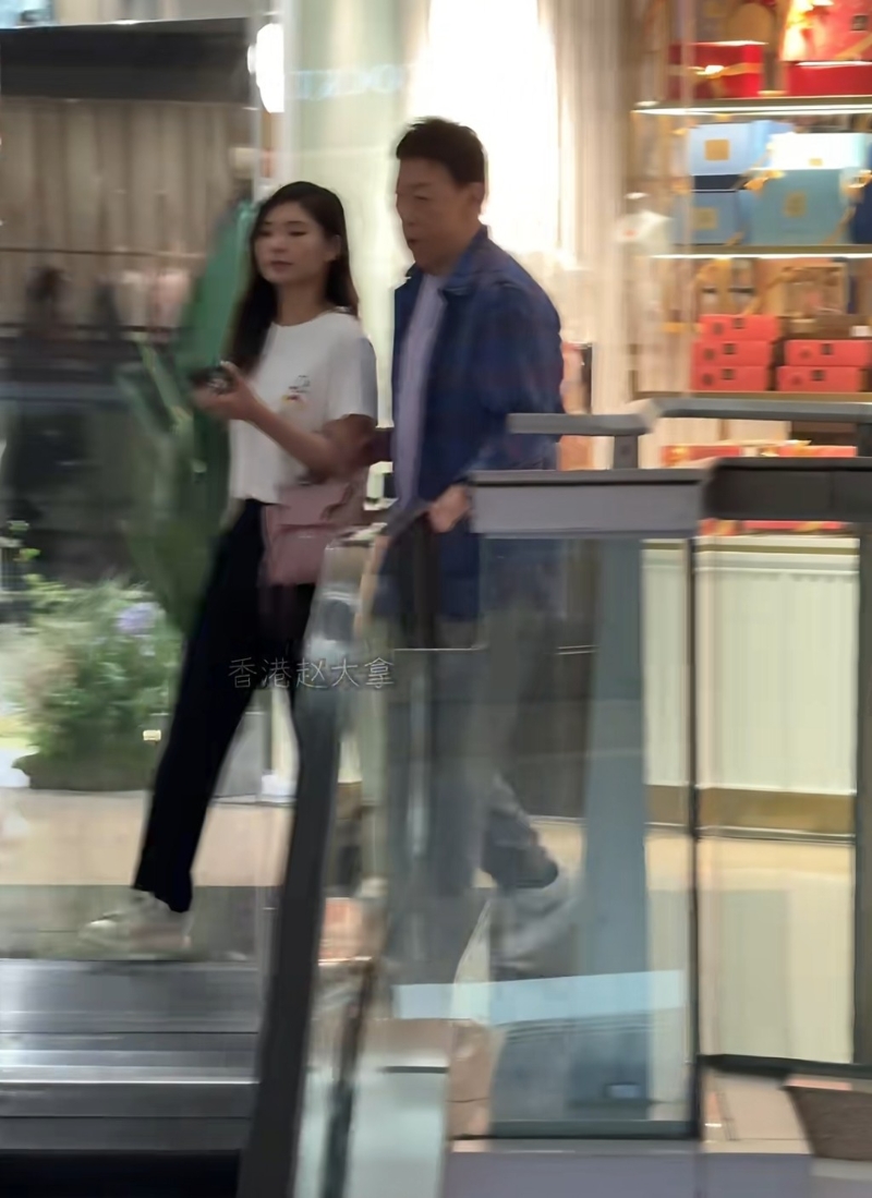 陈欣健在又一城被网民巧遇，身边出现一个长发索女