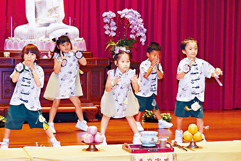 张梅桂幼儿园小朋友们展现活泼可爱的舞蹈表演，为活动揭开序幕。