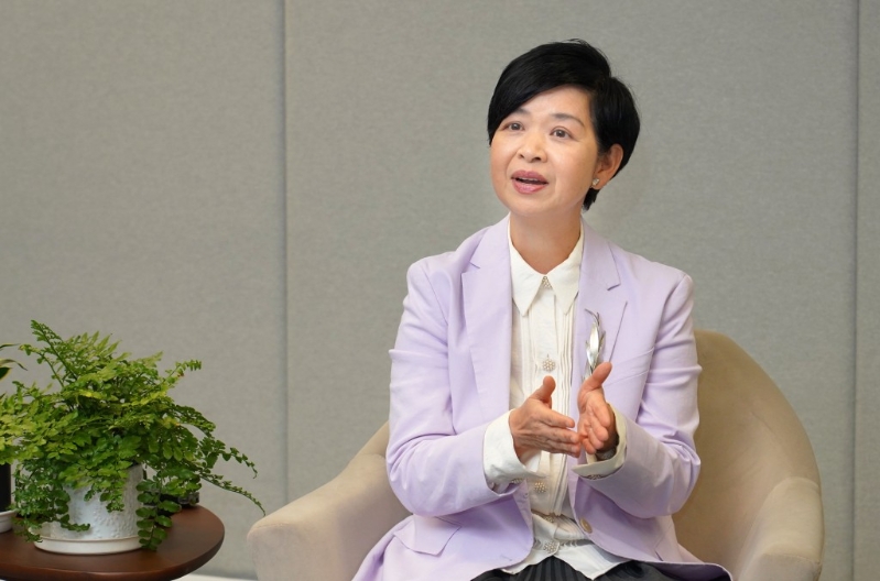 何永贤指保守估计4年后将有约8万个合规格的简朴房。