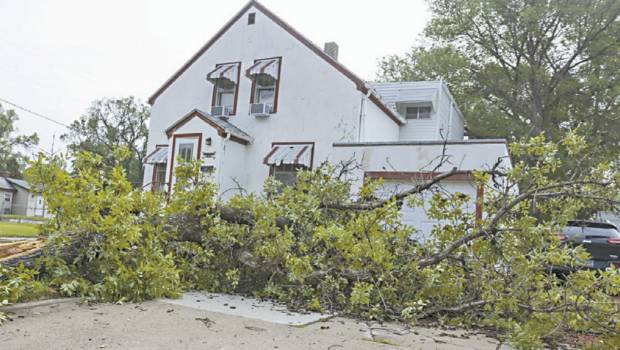 一场强烈的龙卷风袭击了北达科他州的农村地区，造成至少3人死亡。