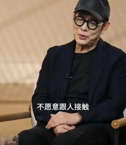 李连杰变得害怕人群。 李连杰变得害怕人群。