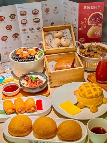 2. 蔡澜港式点心 由美食家蔡澜于2017年创立，在内地有多间分店，主打港式口味点心，在传承古法点心的基础上大胆创新。（图片来源：小红书＠薛夫人小仙女）