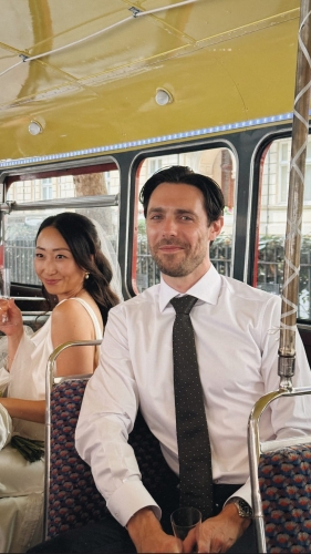 苗彤大晒婚纱照。