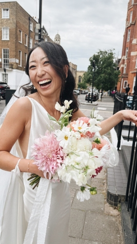 苗彤笑得好灿烂。