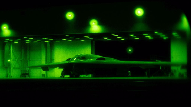 美国空军 B-2“幽灵”匿踪轰炸机在“午夜之鎚行动”展开前,于密苏里州怀特曼空军基地进行任务准备。该行动为美军对伊朗核设施的攻击。 美国空军 B-2“幽灵”匿踪轰炸机在“午夜之鎚行动”展开前,于密苏里州怀特曼空军基地进行任务准备。该行动为美军对伊朗核设施的攻击。