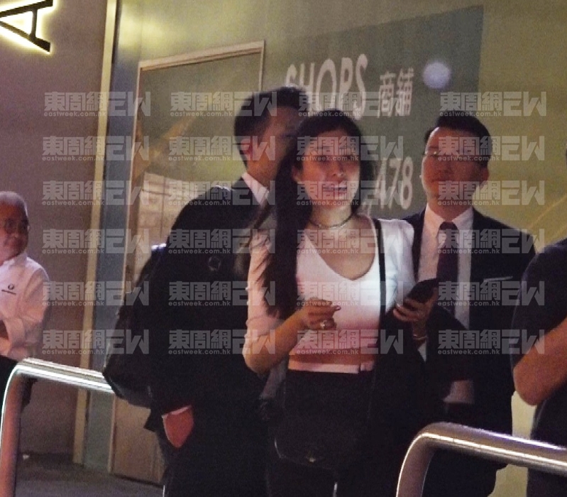 《东周刊》直击周家蔚与三男夜蒲。