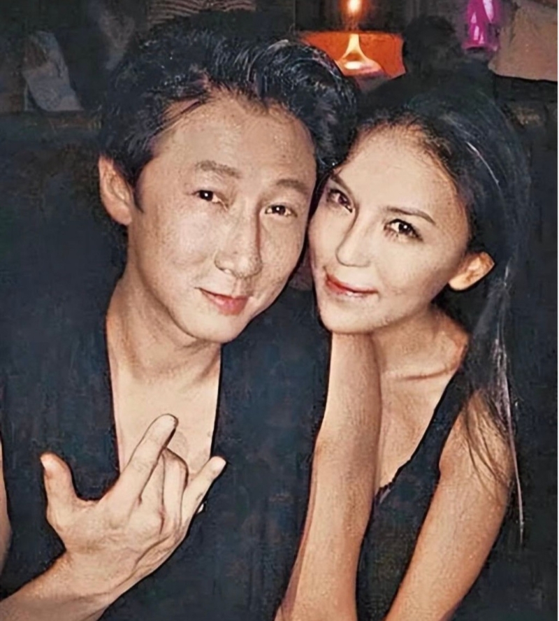 2014年洪天明被曝在内地夜店醉揽模特儿杜颜嘉，还有一张两人头贴头的合照流出。