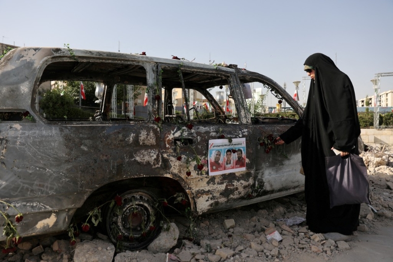 德黑兰有汽车在空袭中损毁。 路透社