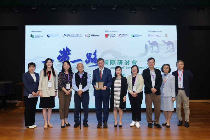 教大校长李子建教授代表教大致送纪念品予主题演讲嘉宾。