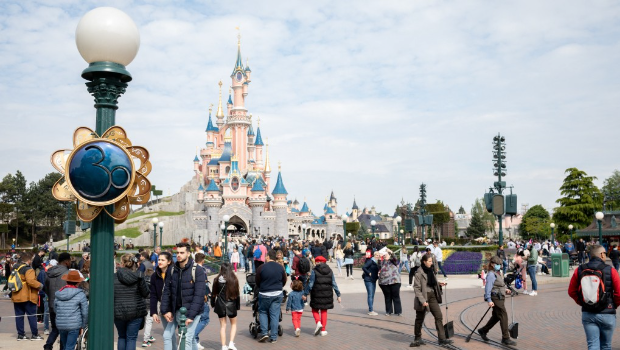 巴黎迪士尼举办“梦幻婚礼”揭新娘为9岁