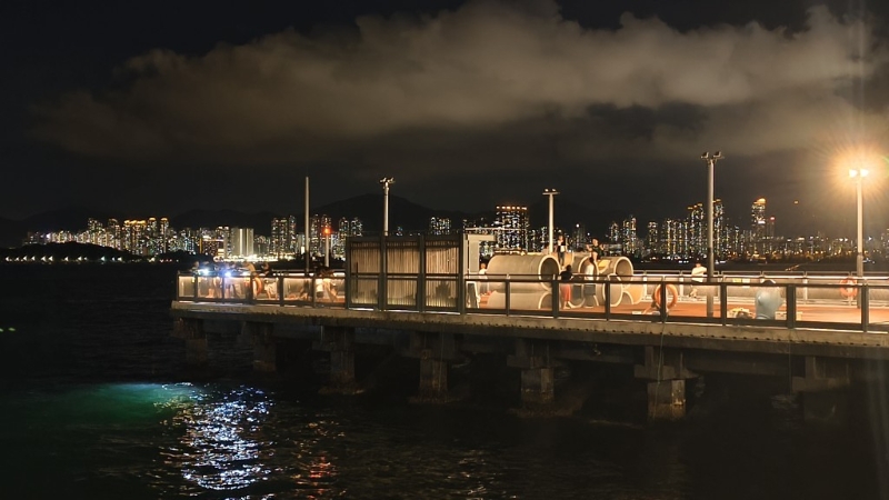 现场为中西区海滨长廊一号码头，邻近西区副食品批发市场。