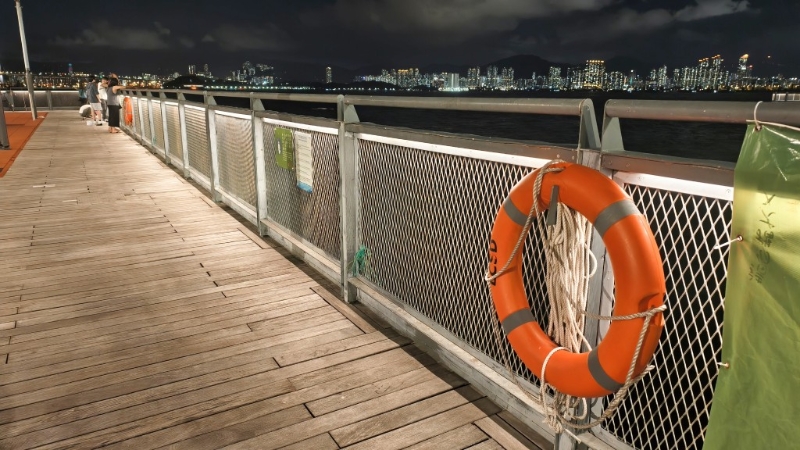 码头旁边设置了救生圈。