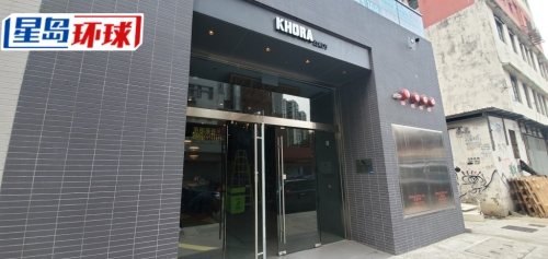 宏创方监控拍到有男子送电子磅入涉案单位