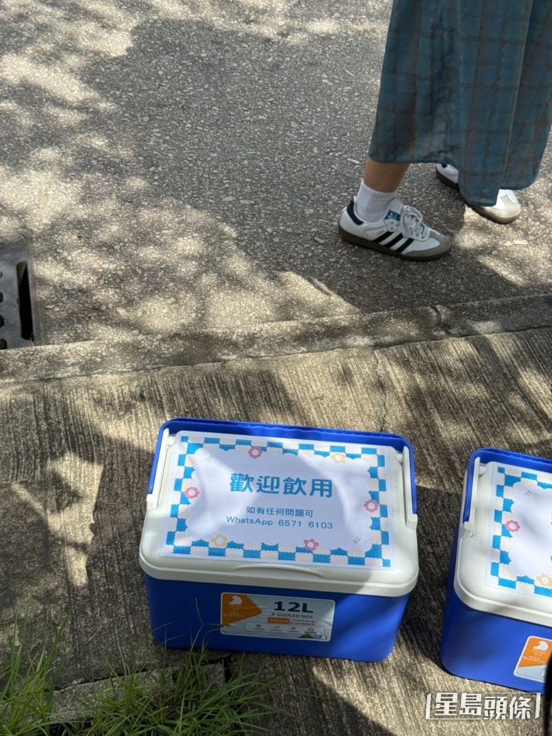 庄雅婷昨日参加港姐面试时，同行友人自备两个装满冰冻饮品的保温冰箱。资料图片