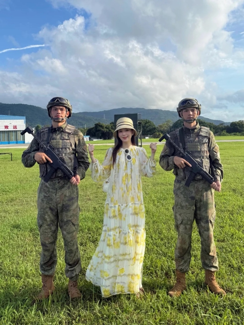 方媛和军人合照,状态十分不错,她穿上阔身黄色长裙遮孕肚。 方媛和军人合照,状态十分不错,她穿上阔身黄色长裙遮孕肚。