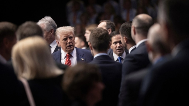 特朗普与鲁比奥抵达2025北约成员国峰会全体会议现场。