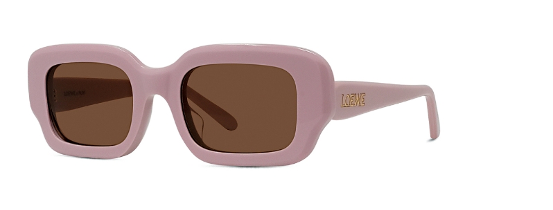 Loewe×Puyi Slims系列灰粉色长方形镜框搭配锈红色镜片太阳眼镜。（$2,600）