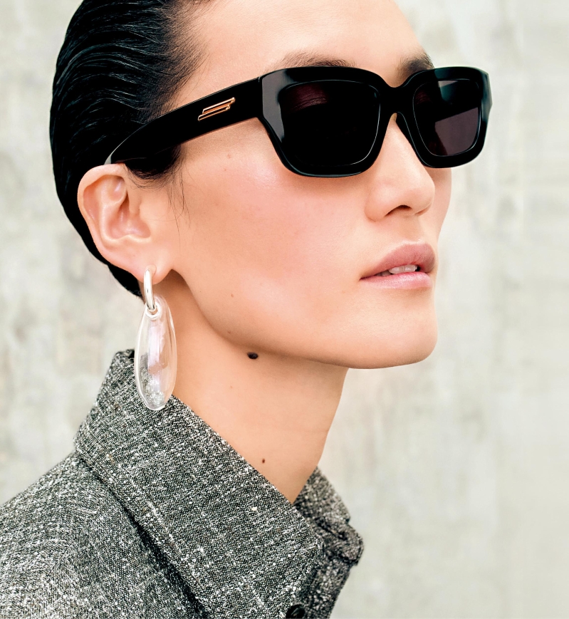 Bottega Veneta这款长方形镜框采用醋酸纤维幼框结构和斜面设计，镜臂以金属缎带细节点缀。（$3,250）