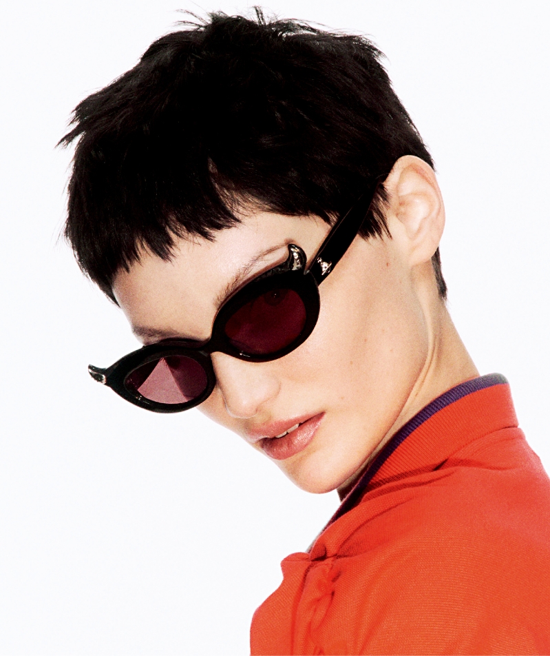 Vivienne Westwood Soo太阳眼镜，复古夸张的粗身镜框饰以魔角及星球标志金属细节。物料采用创新Eastman“Acetate Renew”材质，乃由60%生物基成分与40%认证回收成分组成，符合永续时尚精神。