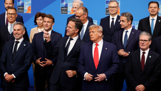 特朗普与北约秘书长吕特在北约国家元首和政府首脑合影中交谈