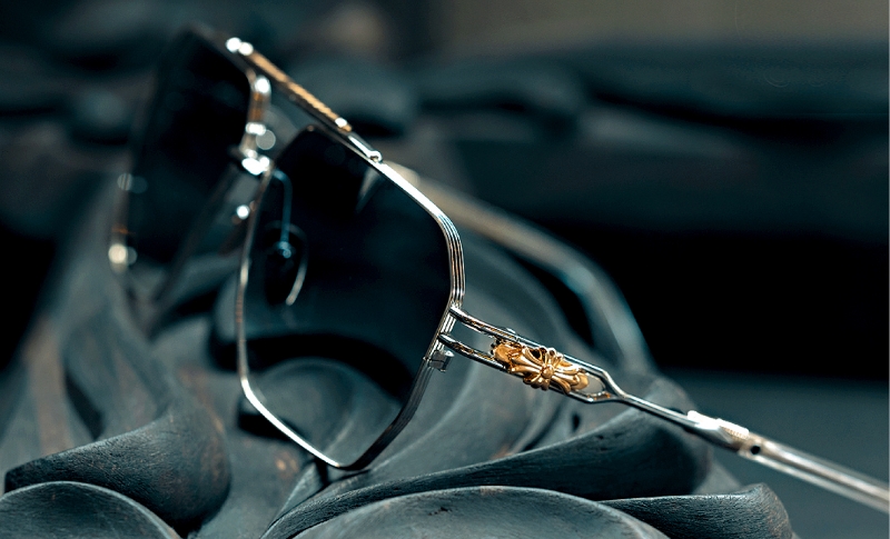 重新演绎双梁飞行员款式，梁上方镌刻品牌标志，镜臂饰以22K金十字架点缀。（$77,450）