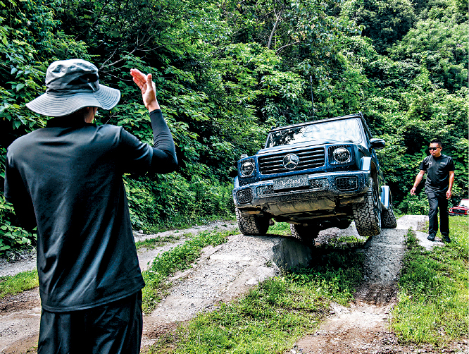 交叉轴越野体验环节,驾驶者须依从教练手势指令,跨越深坑拱位,期间两个对角车轮会同时离地。 交叉轴越野体验环节,驾驶者须依从教练手势指令,跨越深坑拱位,期间两个对角车轮会同时离地。
