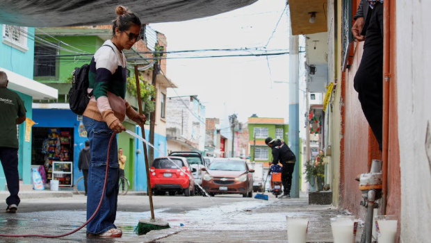 枪击后，民众洗清现场的血渍。