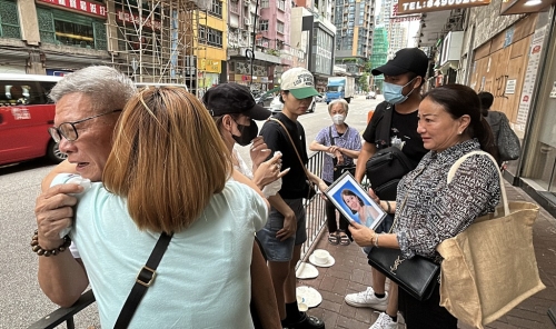 Lisa的亲友到场拜祭。 Lisa的亲友到场拜祭。