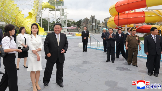 金正恩携妻子李雪主（左）、女儿金主爱（中）出席海岸观光渡假村竣工仪式。