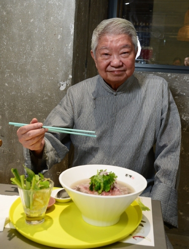 著名作家、美食家蔡澜先生辞世，震惊网民与众多追随者。